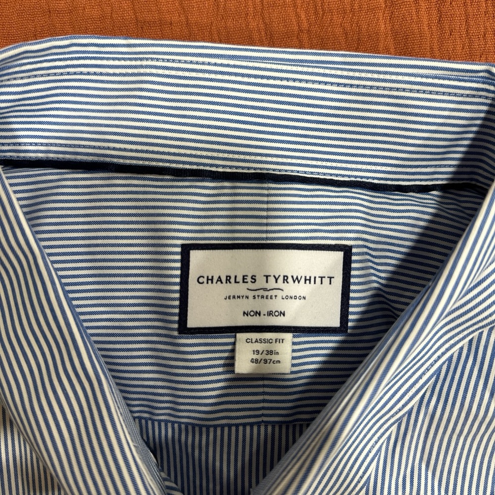 Charles Tyrwhitt Men's Shirt in Blue and White Stripes